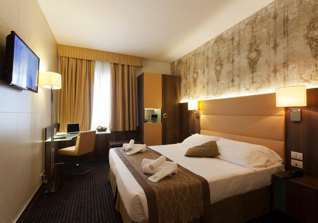 梅斯特LH Hotel Sirio Venice的酒店客房,配有带毛巾的床