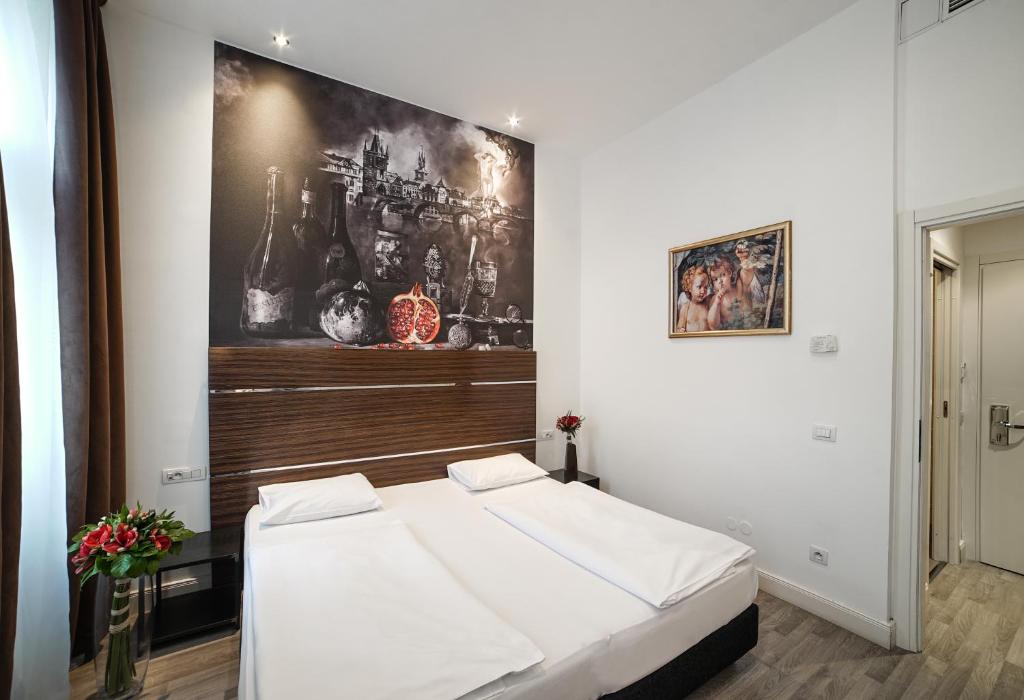 布拉格Hotel Assenzio Prague的一间卧室配有一张壁画床
