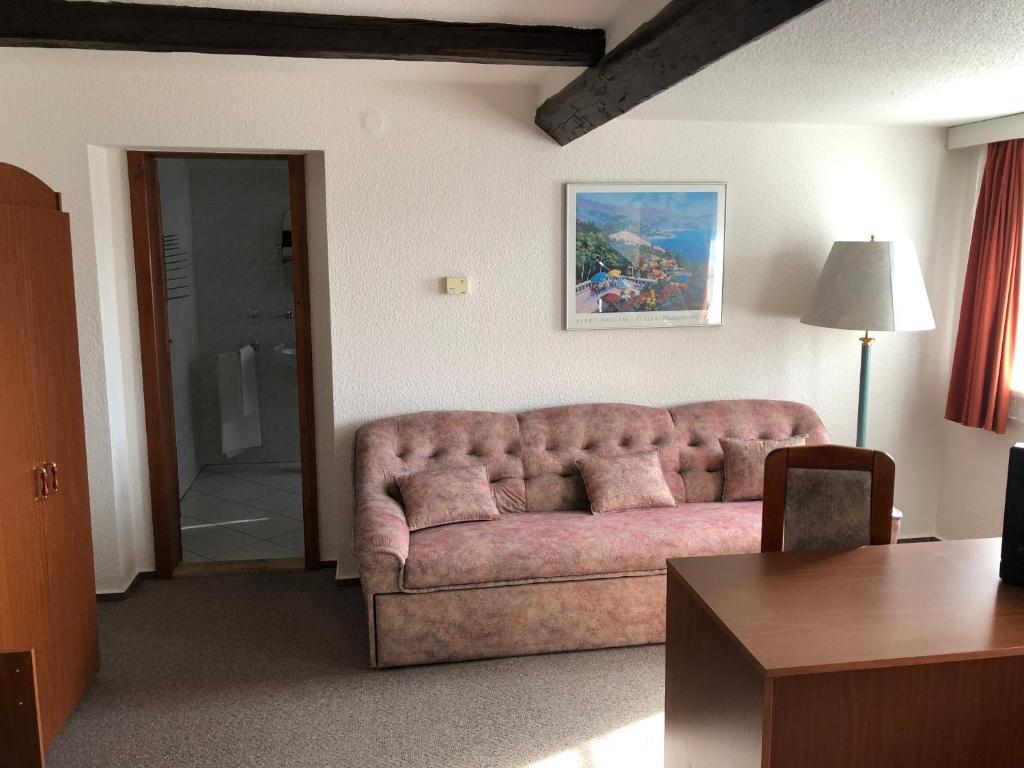 VilémovPenzion Tamara的客厅里设有粉红色沙发