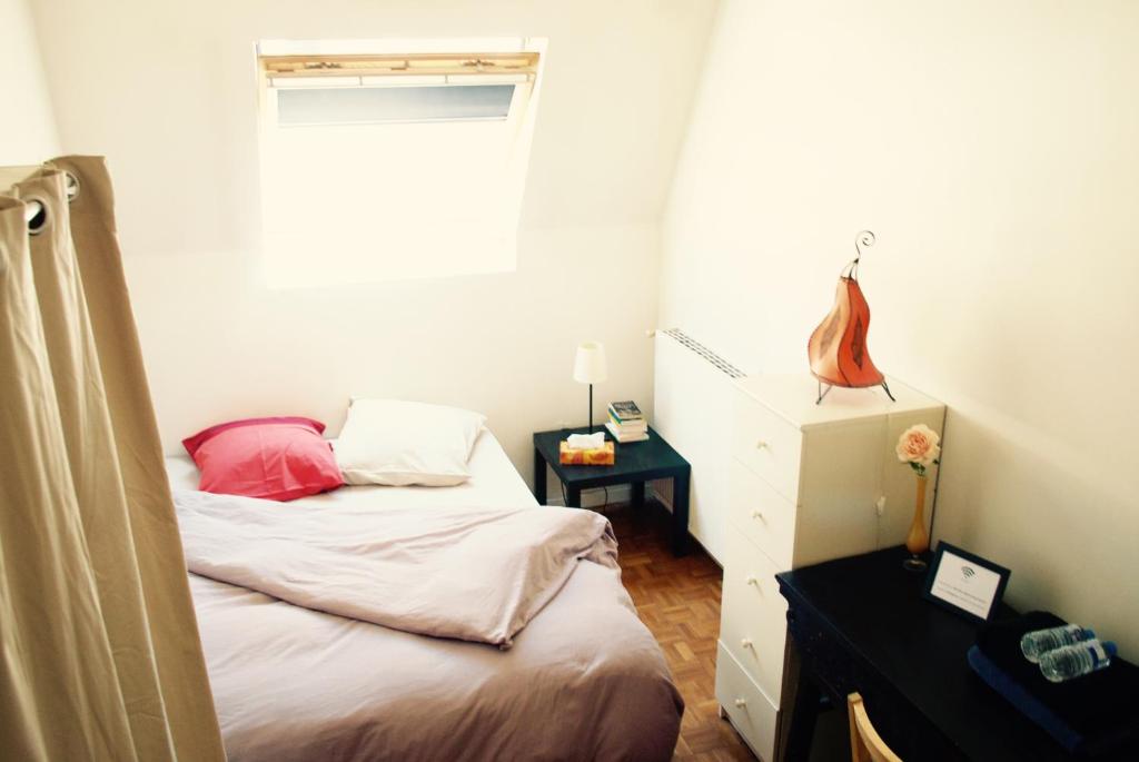 欧奈索斯博伊斯Chbre 2P + navette CDG的一间小卧室,配有床和窗户