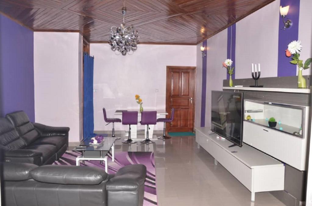 雅温得Appart meublés Yaounde的带沙发、电视和桌子的客厅