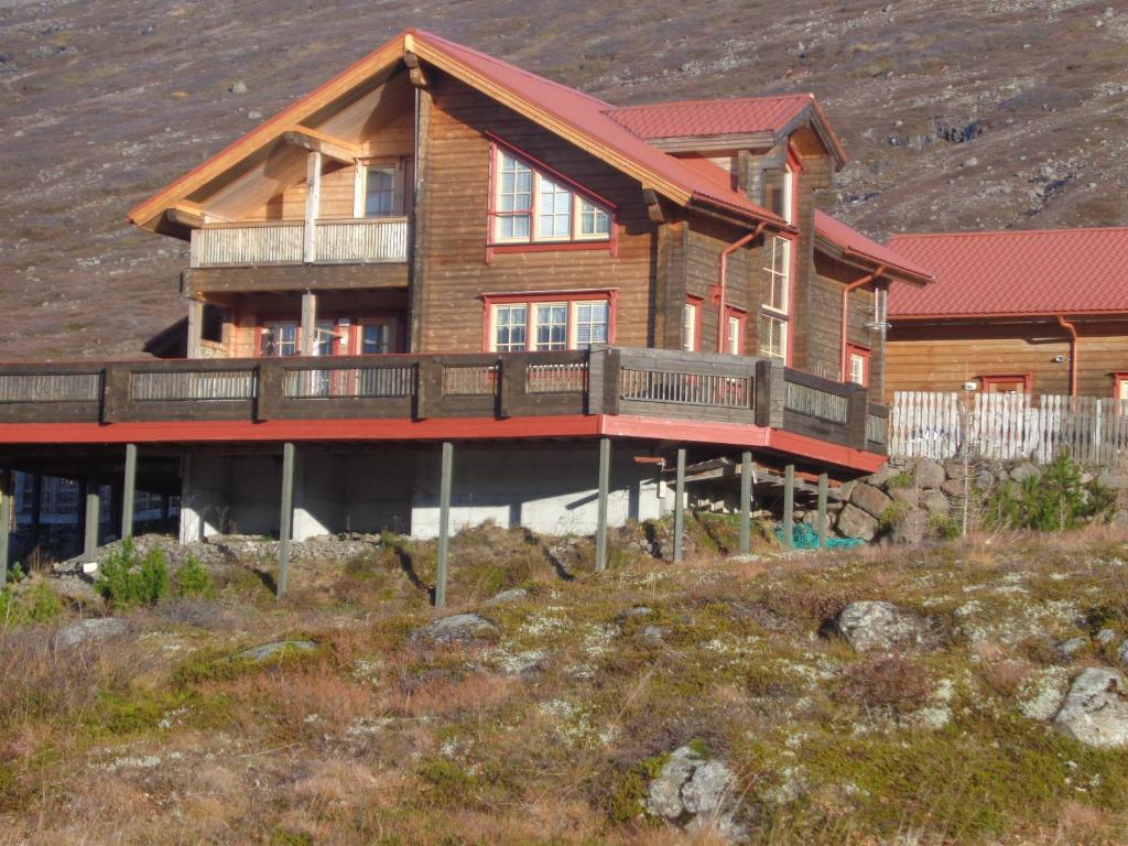 Fáskrúðsfjörður厄格纳赫拉古宾馆的山顶上的大型木屋