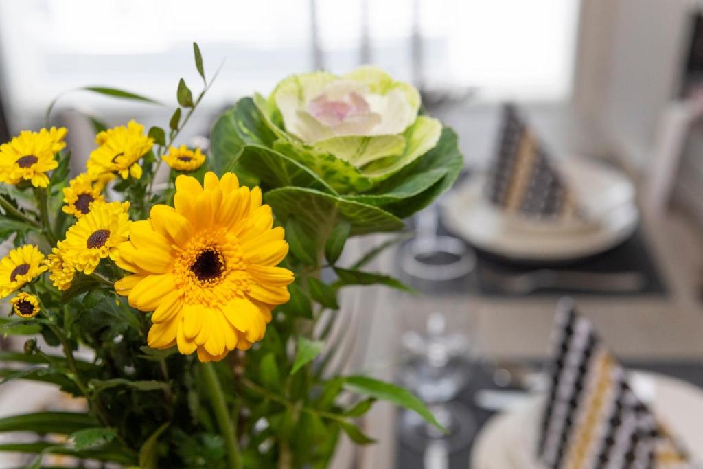罗瓦涅米Tuomas´ luxurious suites, Kaakkuri的花瓶,上面有黄色的花朵