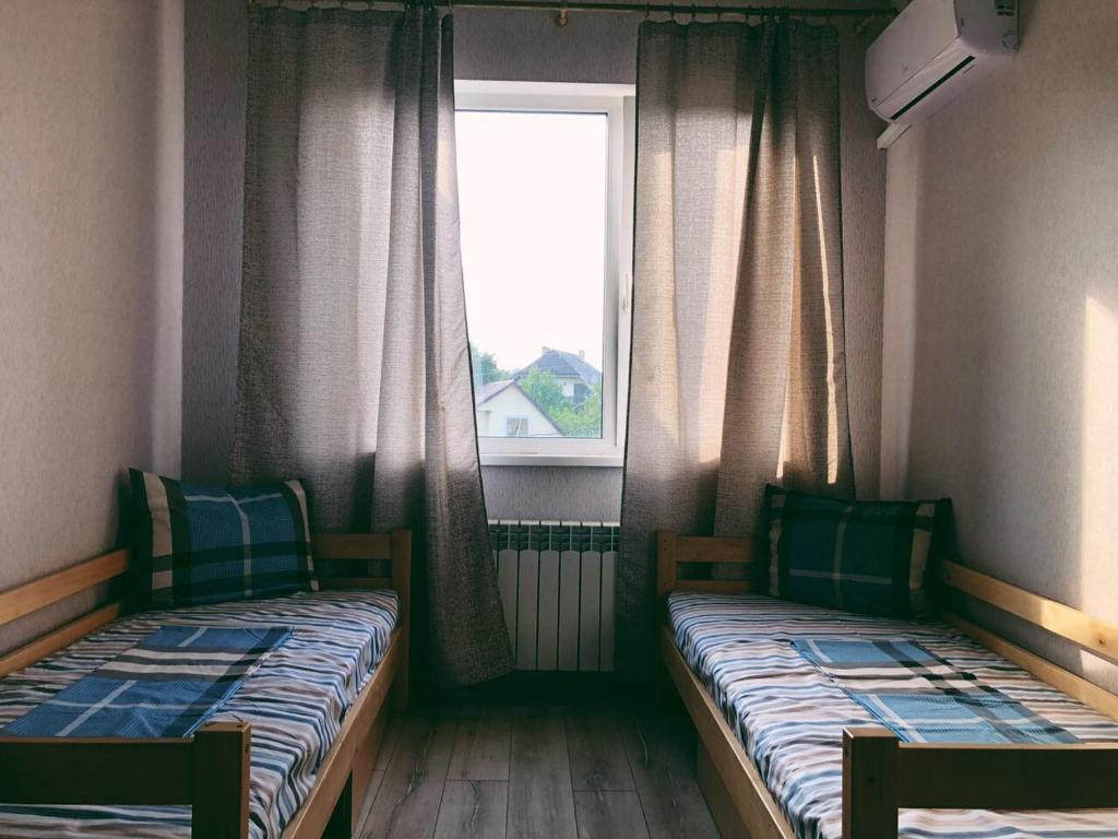 哈尔科夫Annet的小型客房 - 带2张床和窗户