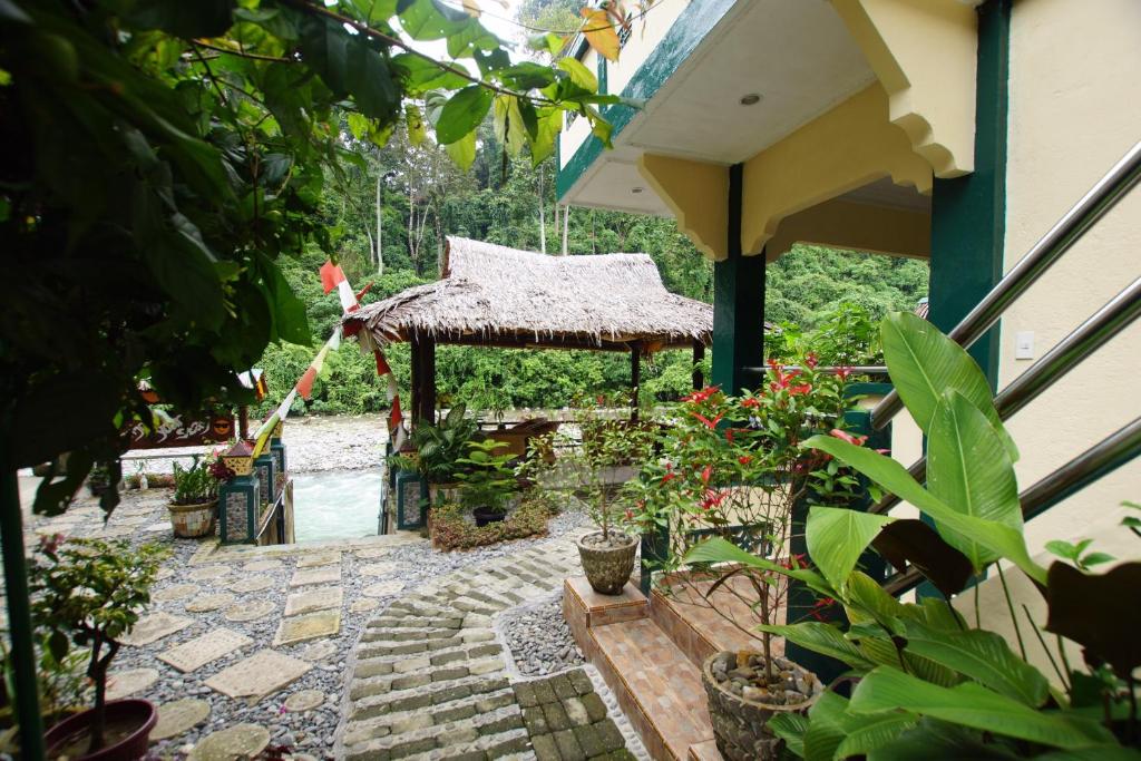 武吉拉旺武吉拉旺因陀罗谷酒店 的一个带凉亭和一些植物的庭院