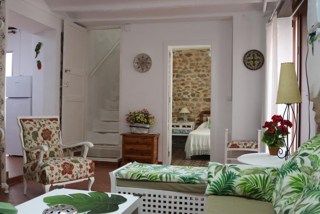 EstivellaRosita Casa Rural的客厅配有沙发和桌子