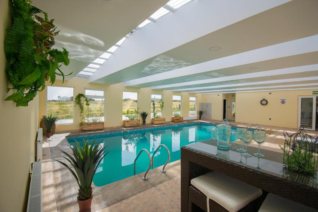 纳塔列斯港Angelica's Rental House的一座带游泳池的大楼内的大型游泳池