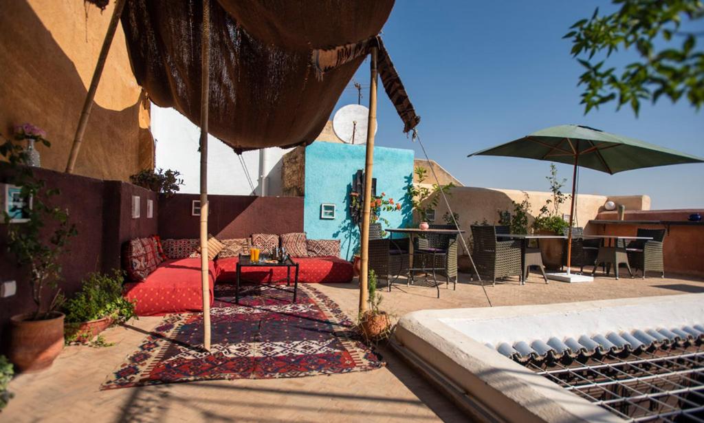 非斯Dar anne的一个带遮阳伞和桌椅的庭院。