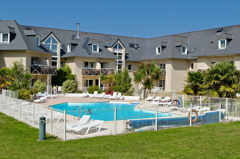 滨海圣布里阿克克玛埃尔尼米亚酒店的大型公寓大楼前的游泳池