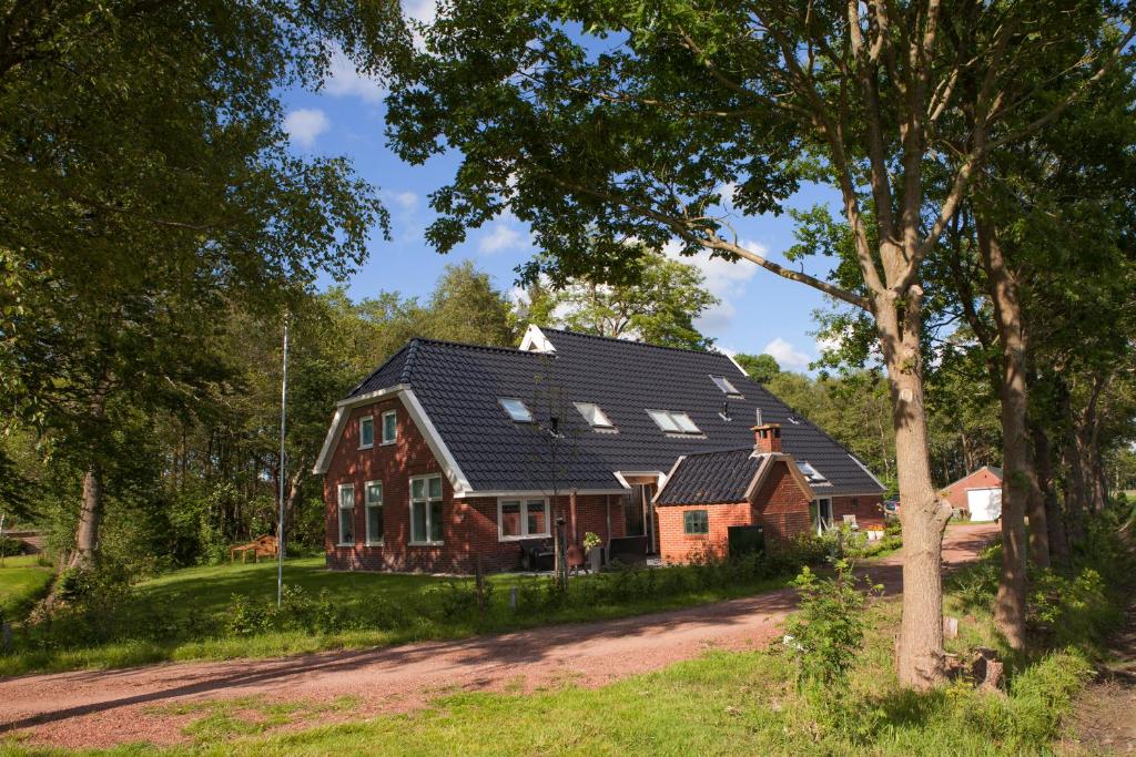 罗登Studio de Kaap的一个大房子,有 ⁇ 帽屋顶