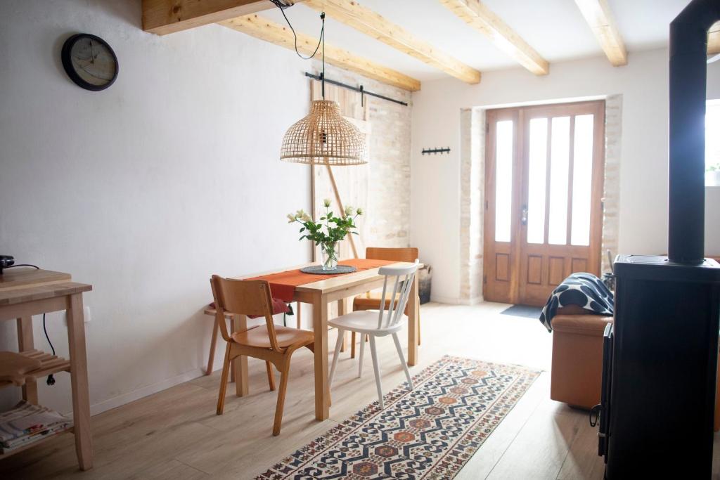 伊佐拉Little house - Hiška的一间带木桌和椅子的用餐室