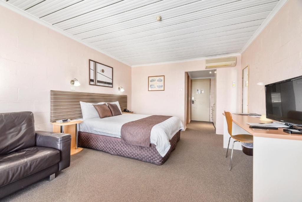 朗塞斯顿巴尔莫勒尔约克酒店的酒店客房设有一张床、一张书桌和一台电视机。