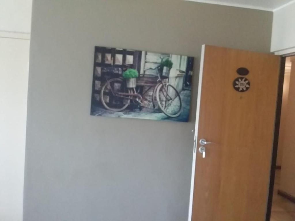 斯特兰德Sunset 786 Holidays 211的挂在墙上的自行车照片