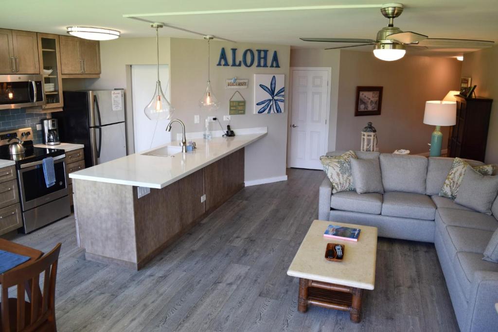 基黑Maui Sunset B215的厨房以及带沙发和桌子的客厅。