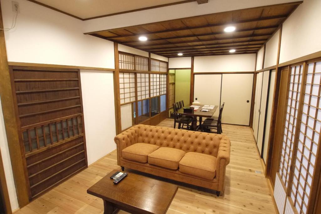 京都市松庵度假屋的客厅配有沙发和桌子