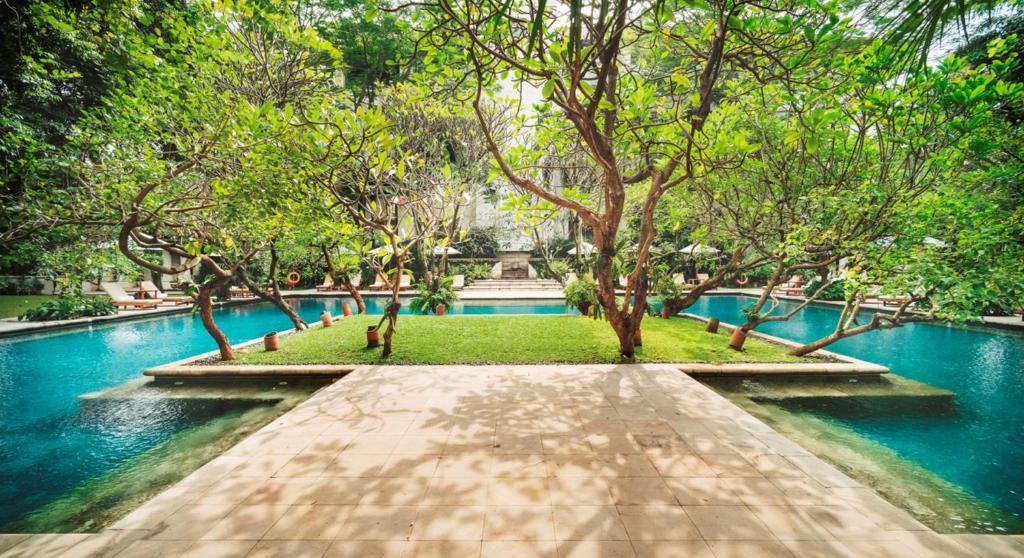 雅加达达哈旺萨雅加达酒店的公园里一条有树木和水的步道