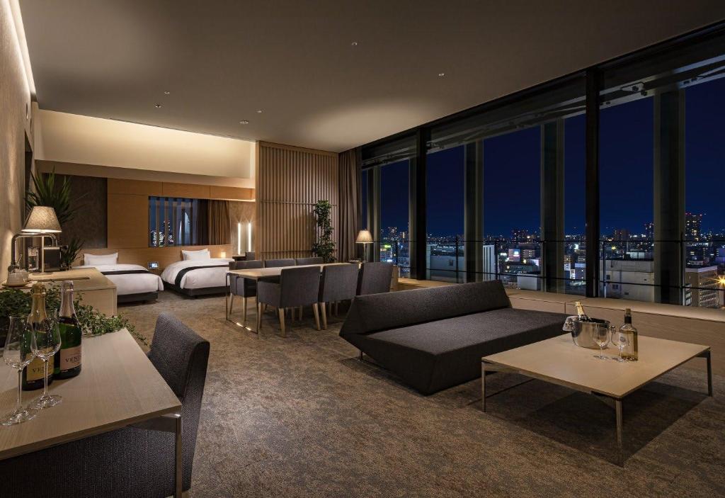 大阪Hotel Royal Classic Osaka的酒店客房设有床和客厅。