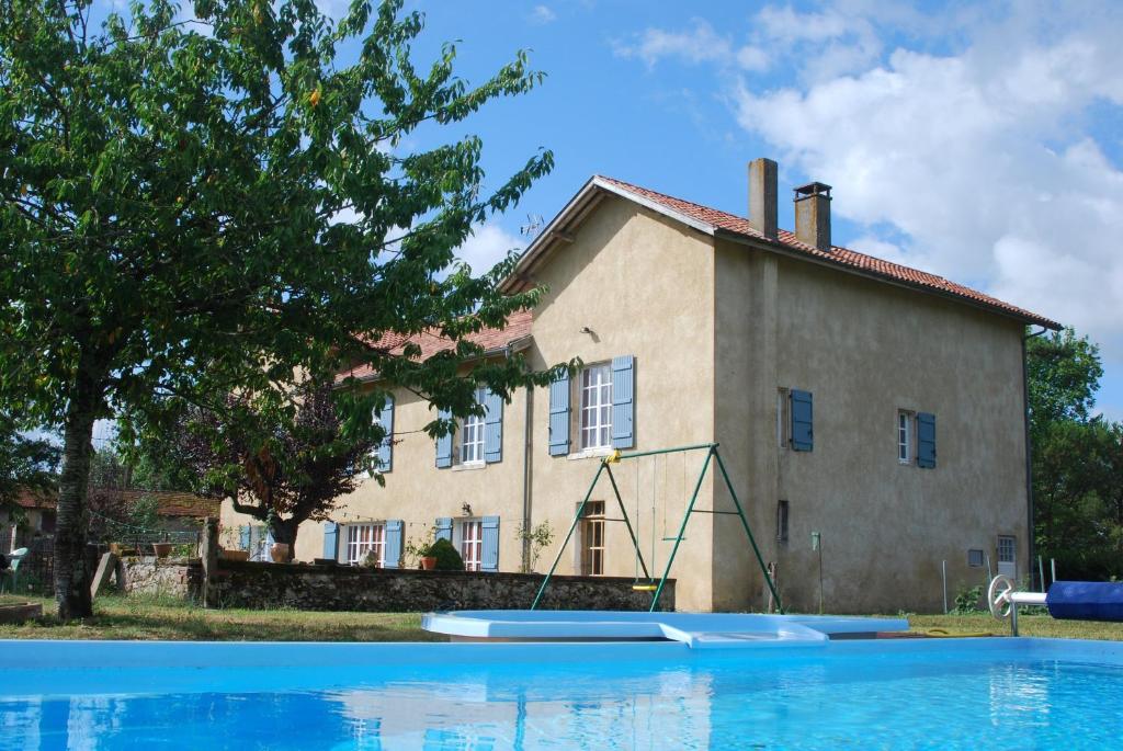 Audignon拉尔雷住宿加早餐旅馆的房子前面的房子和游泳池