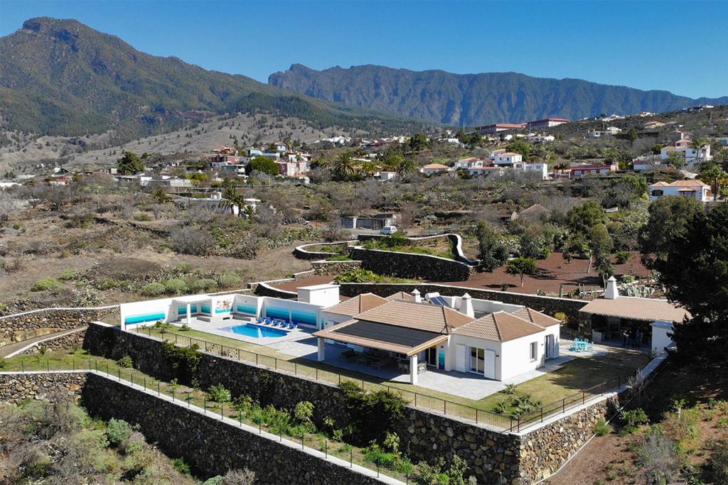 埃尔帕索Villa Javier La Palma的享有带游泳池的房屋的空中景致