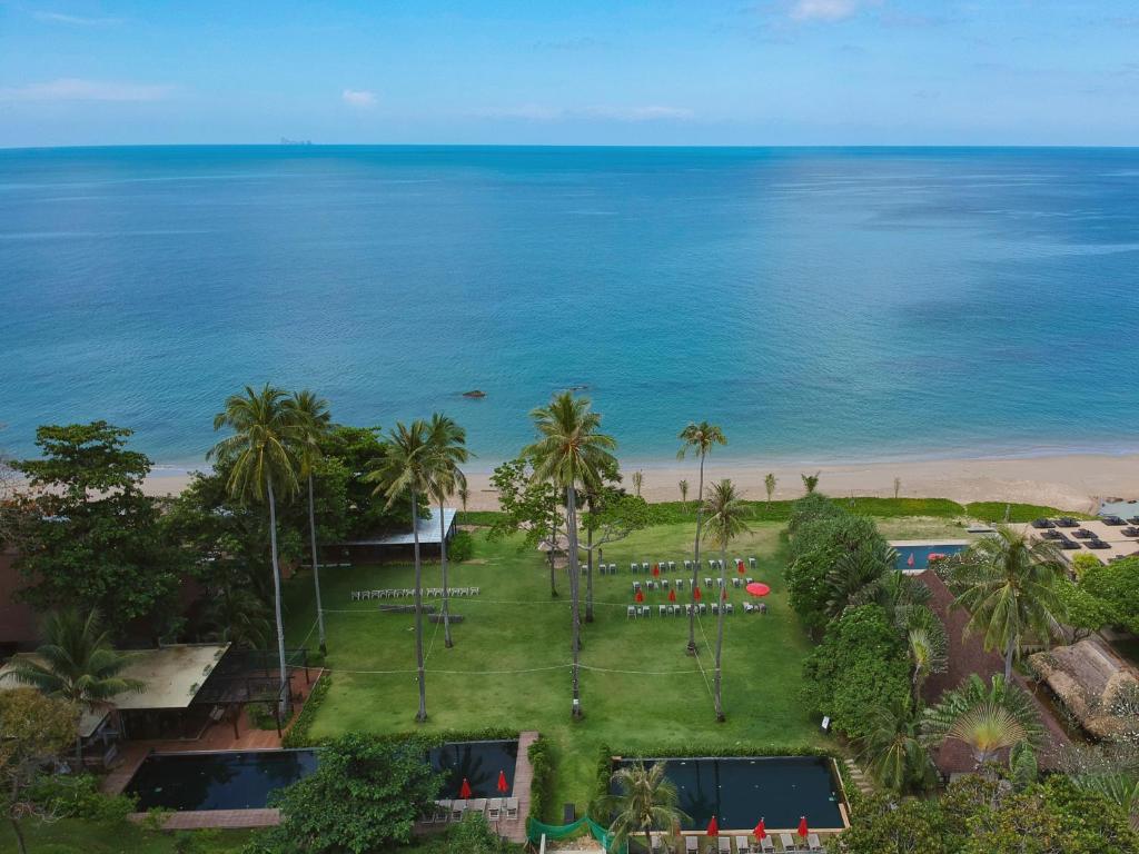 高兰SriLanta Resort and Spa的享有海滩和海洋的空中景致