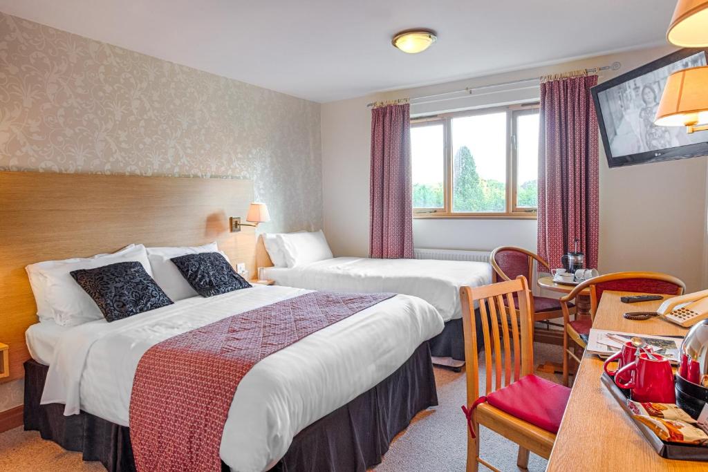 思科斯特柏格顿大厅酒店的酒店客房配有两张床和一张书桌