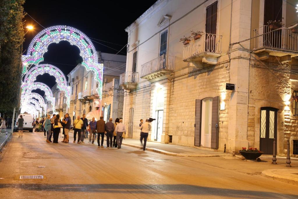 泰尔利齐Casa Catalano的一群人晚上在街上走