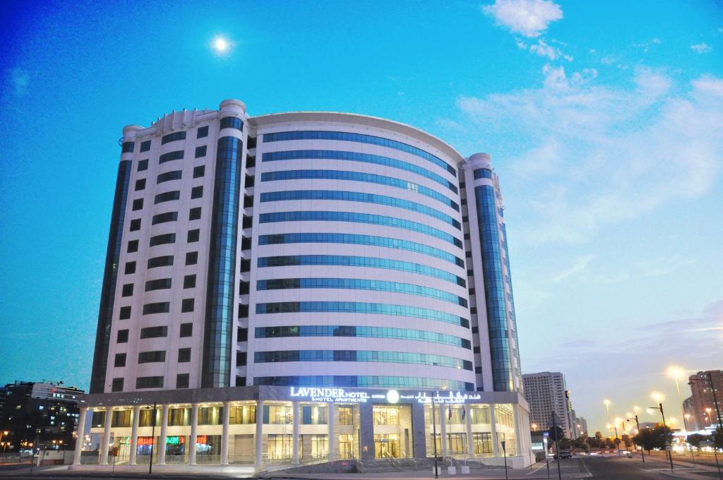 迪拜Lavender Hotel Al Nahda Dubai的一座拥有许多窗户的大型建筑
