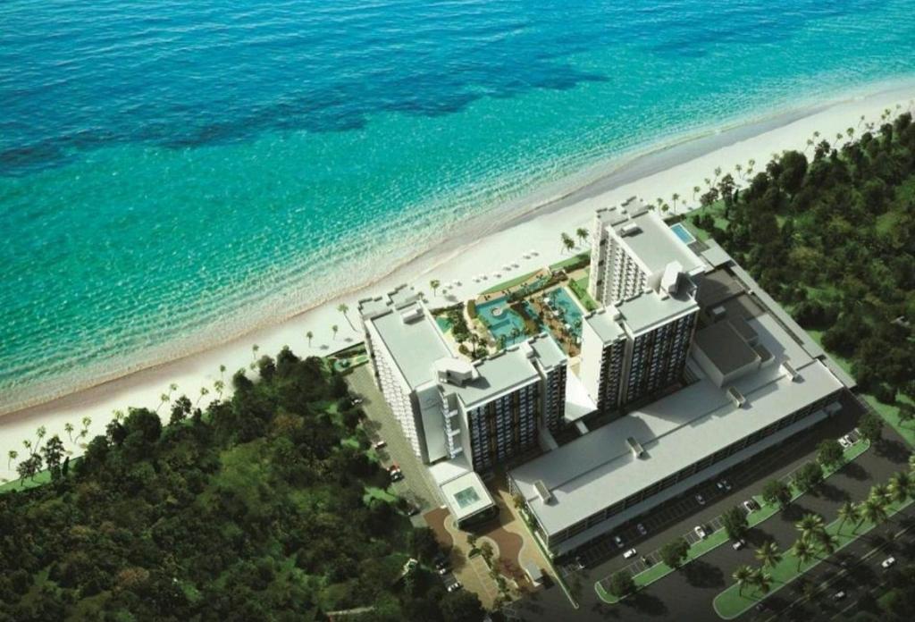 关丹TimurBay Seafront Residence by HardinaHomes的海滩上酒店空中景色