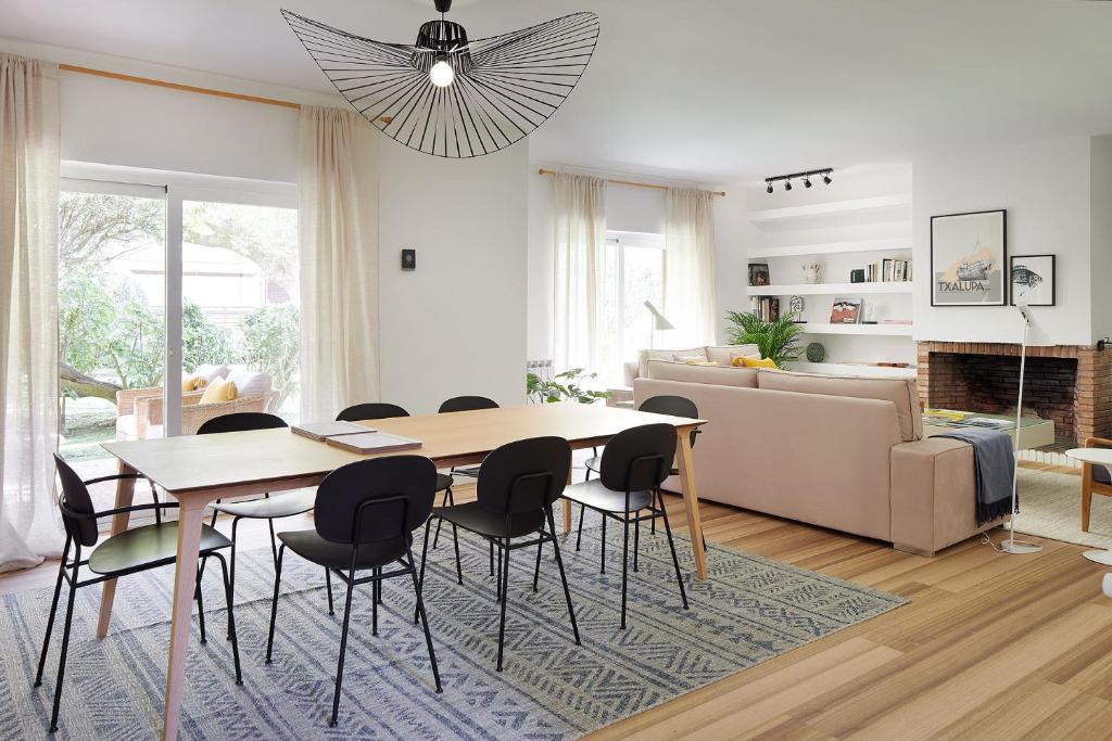 扎鲁亚斯ATeRIAN VILLA ARESTI的客厅设有餐桌和椅子