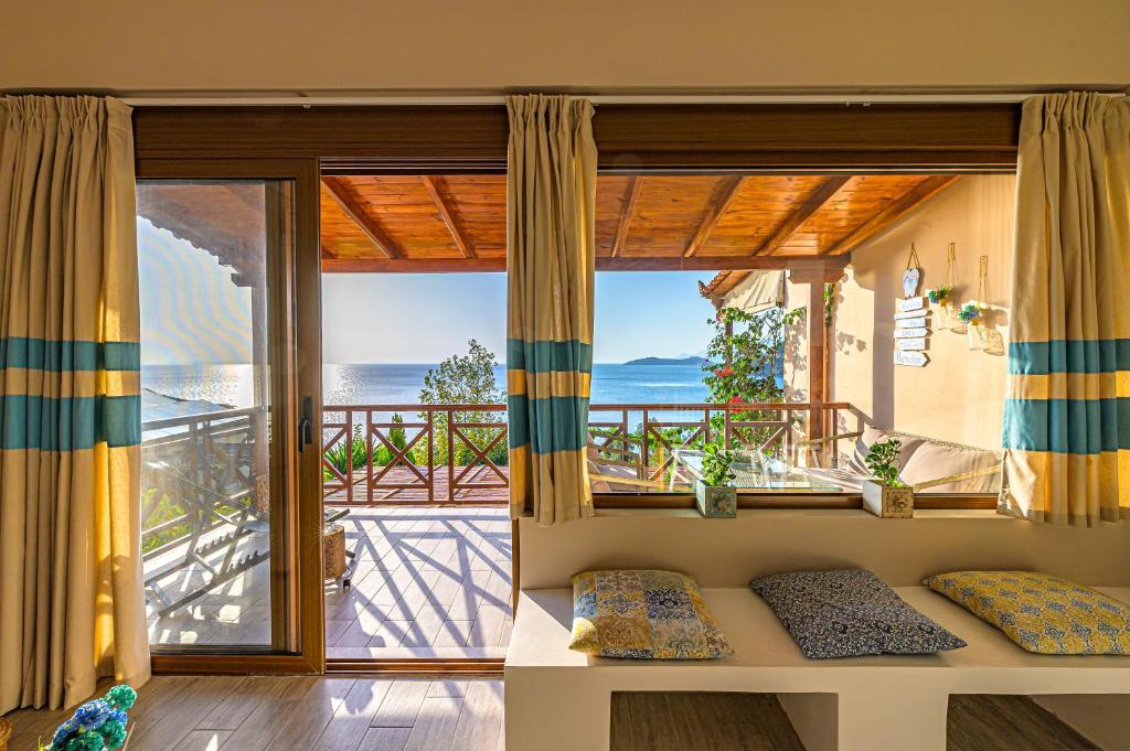 卡西罗彼卡多Paralio Astros Beachfront Suites的海景客厅