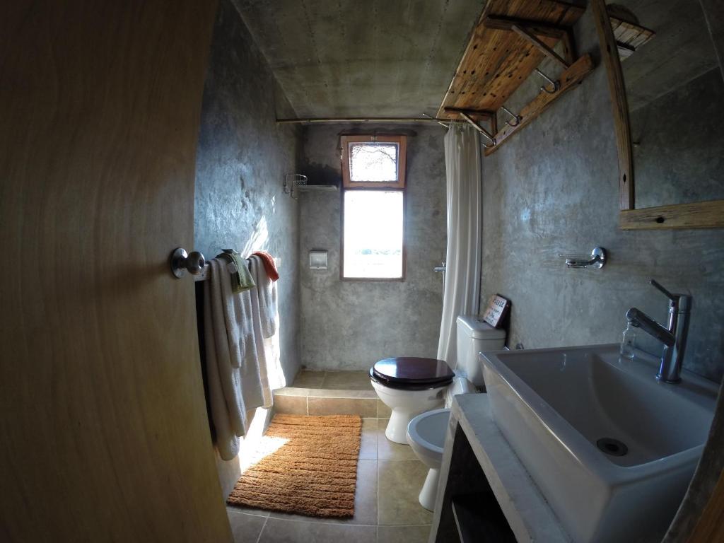 何塞伊格纳西奥海尔劳住宿加早餐旅馆的一间带水槽和卫生间的浴室