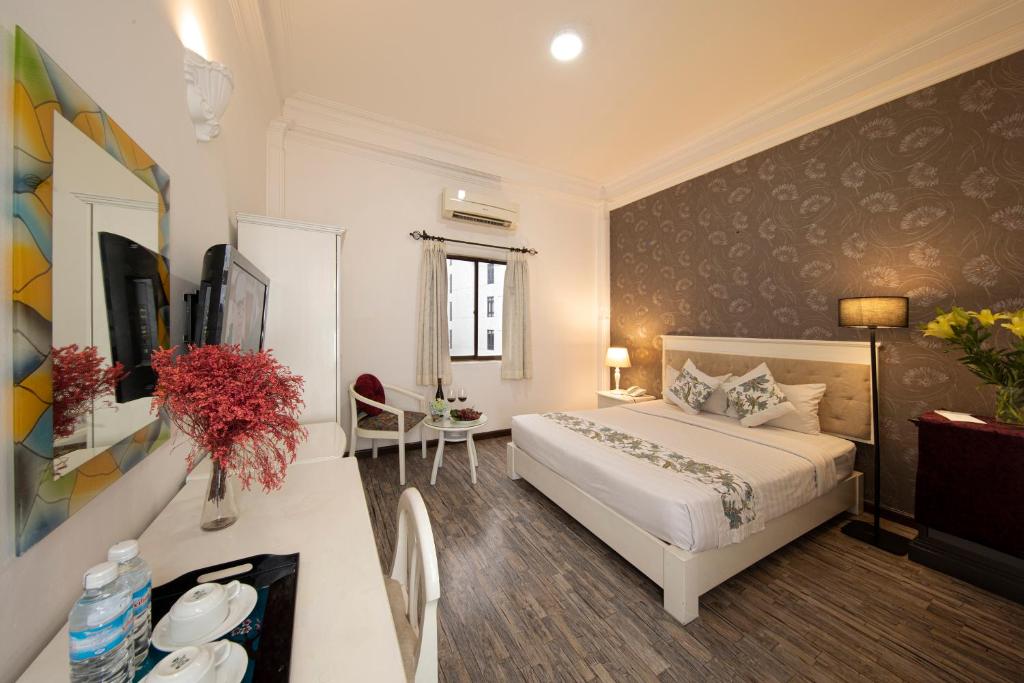 胡志明市Vilion Central Hotel & Spa的酒店客房设有一张床和一张桌子