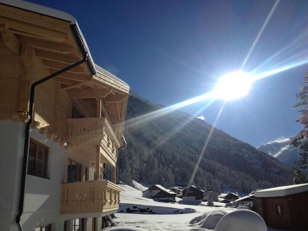 索尔登桑特霍夫公寓式酒店的天空中闪烁着雪覆盖的山