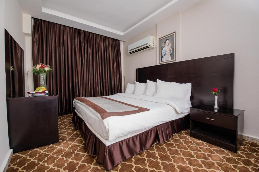 巴格达Andalus Hotel的一间位于酒店客房内的带大床的卧室