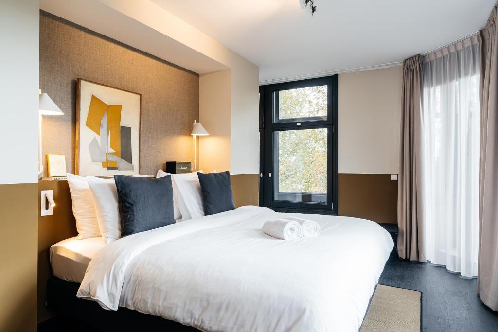 乌得勒支The Hunfeld的卧室设有一张白色大床和一扇窗户。