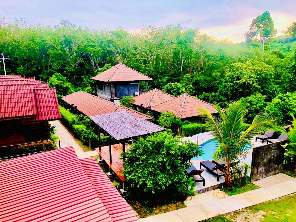 高兰Siam Lanta Resort - SHA Extra Plus的享有带游泳池的度假村的空中景致