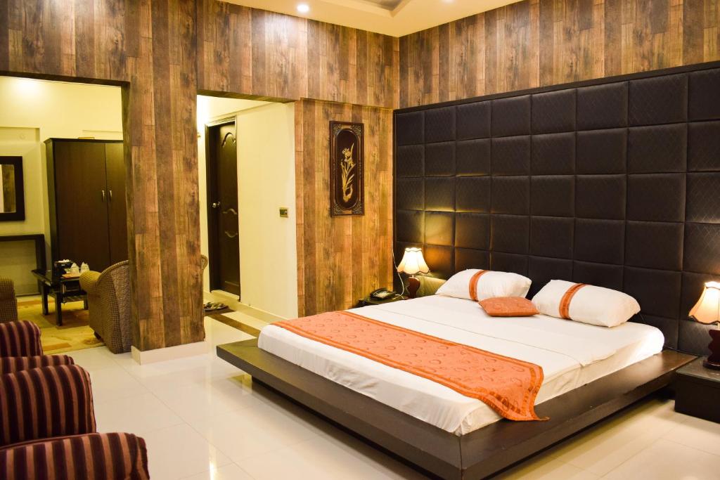 卡拉奇Royal Inn Hotel的一间卧室,卧室内配有一张大床