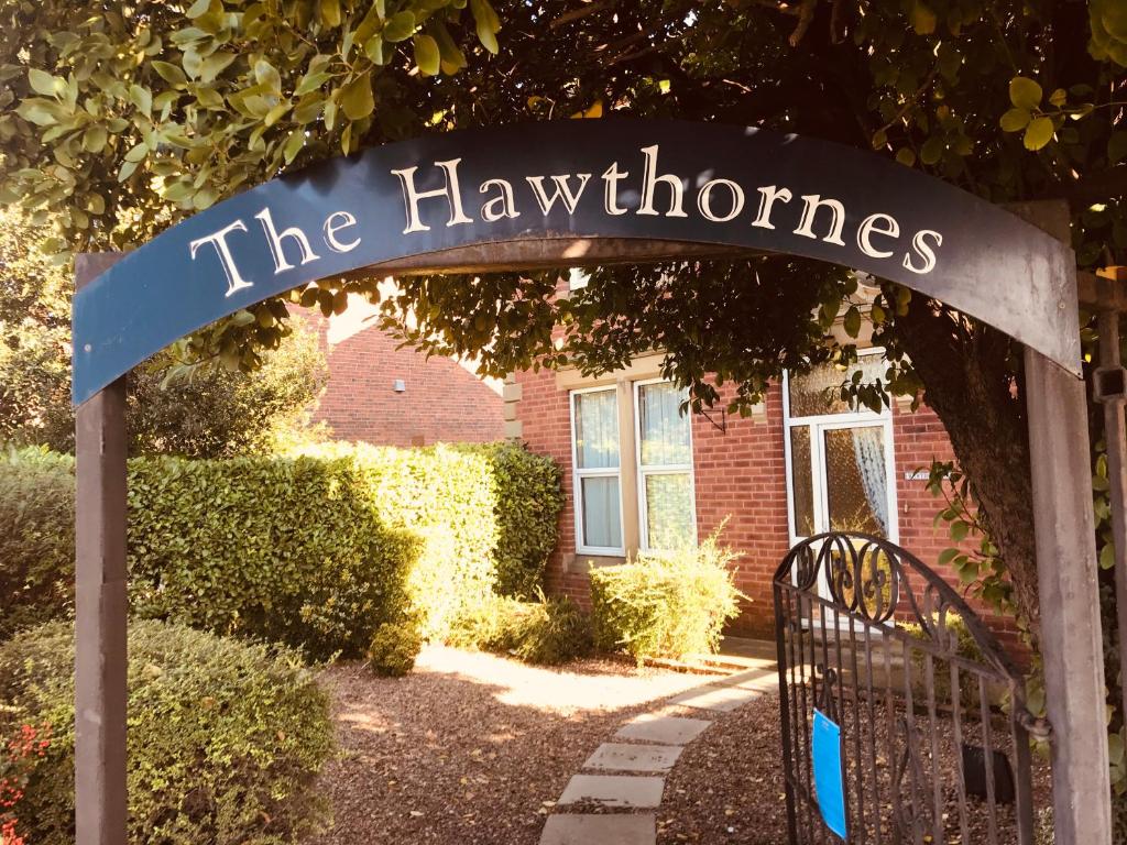 诺廷利The Hawthornes Licensed Guest House的建筑前的 ⁇ 棘标志