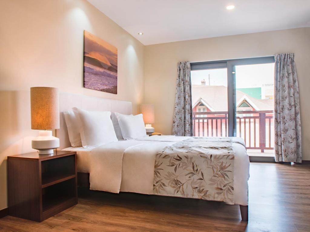 圣玛丽亚Angulo House的一间卧室设有一张床和一个大窗户