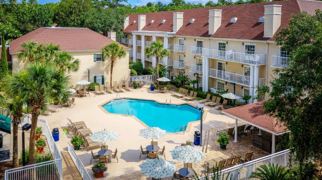 希尔顿黑德岛Palmera Inn and Suites的享有酒店空中景致,设有游泳池和庭院家具。