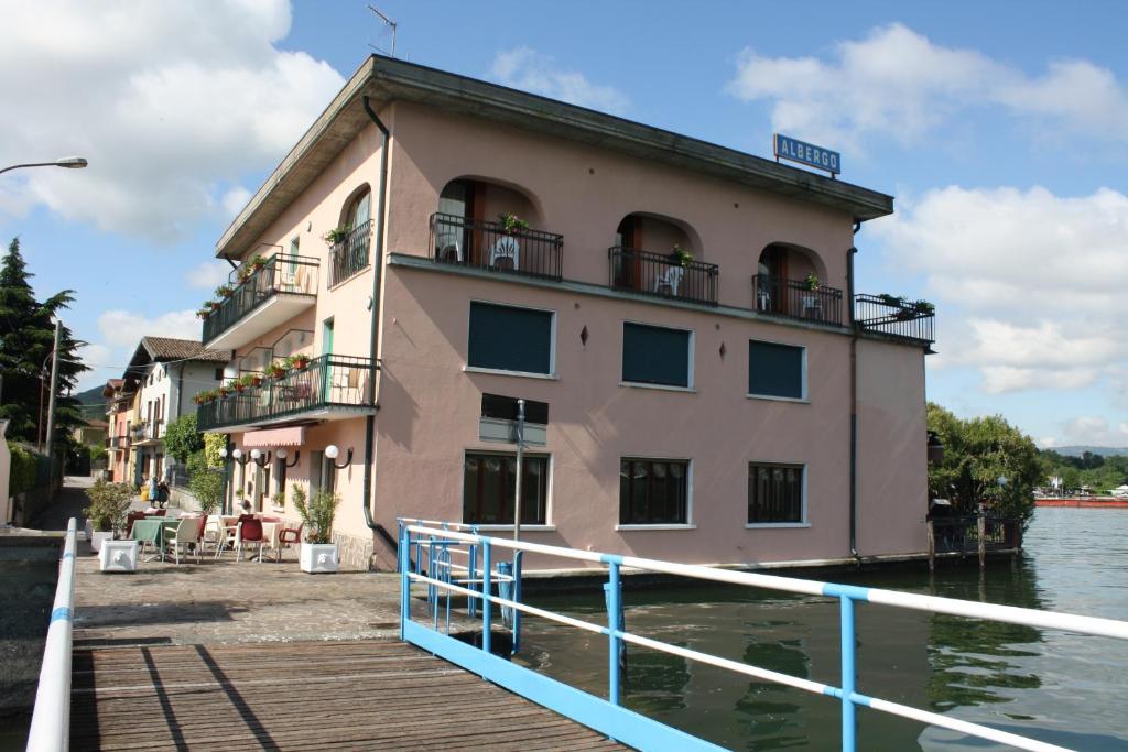 克鲁斯安湖阿尔伯格彭塔德尔斯特酒店的码头旁的水上建筑