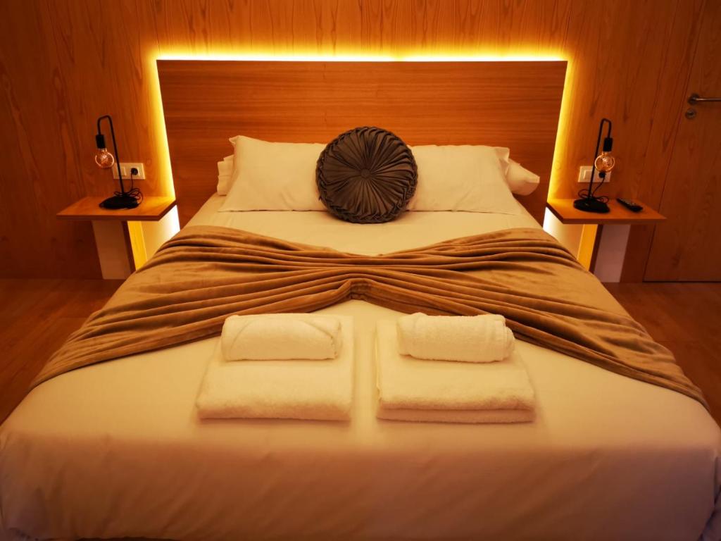 萨莫斯A Casa da Botica的一间卧室配有一张大床和毛巾