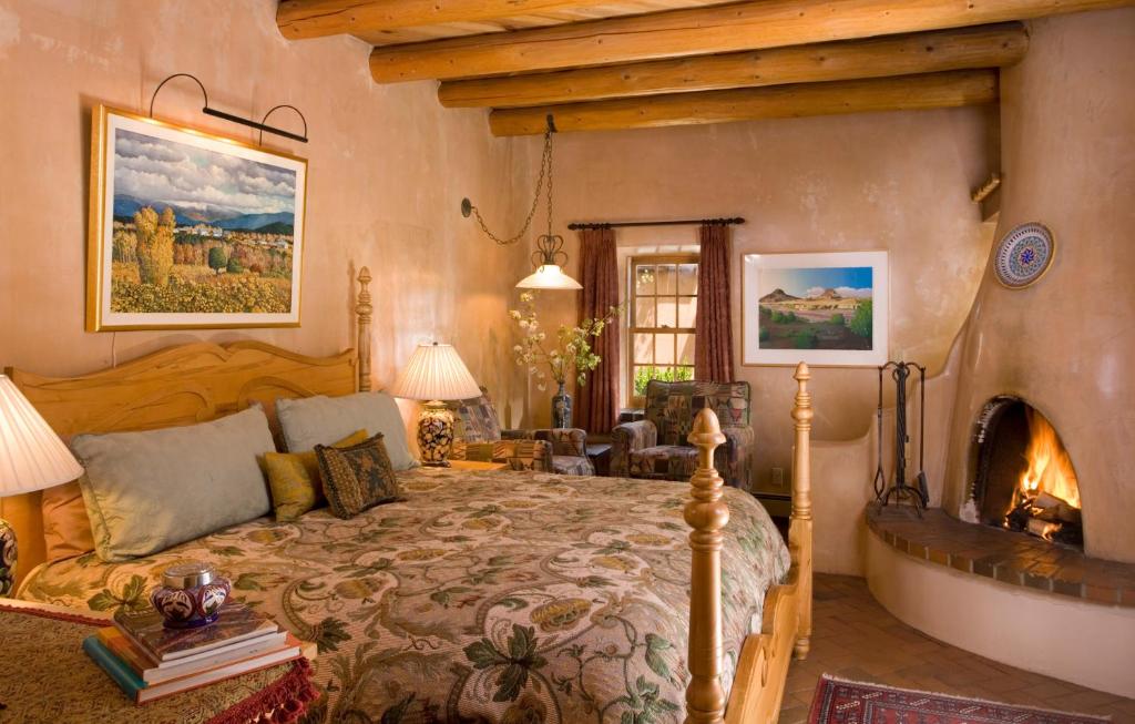 圣达菲艾尔法罗立托住宿加早餐旅馆的一间卧室配有一张床和一个壁炉