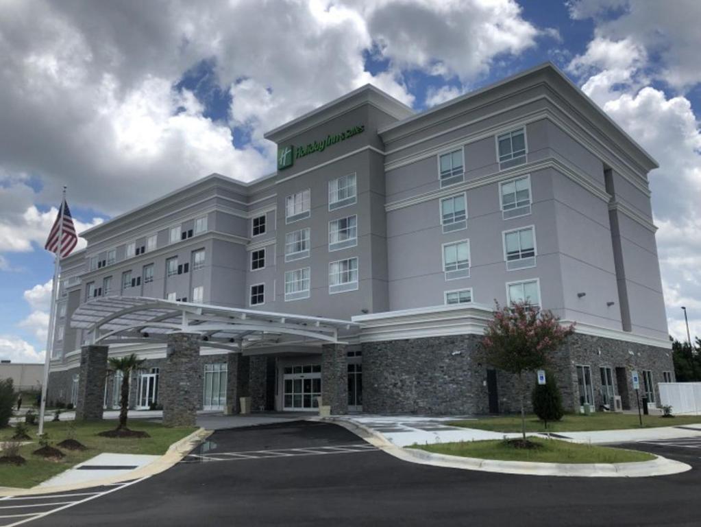 费耶特维尔Holiday Inn & Suites - Fayetteville W-Fort Bragg Area, an IHG Hotel的享有Hampton inn suites yakima commons公寓的外部景致