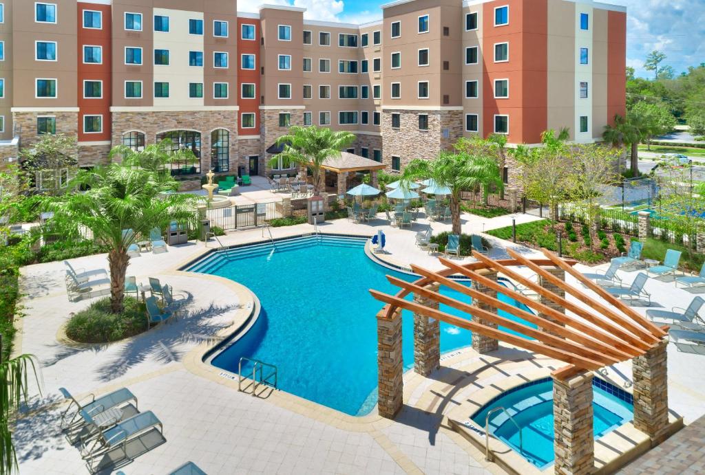 盖恩斯维尔Staybridge Suites - Gainesville I-75, an IHG Hotel的度假村游泳池的图片