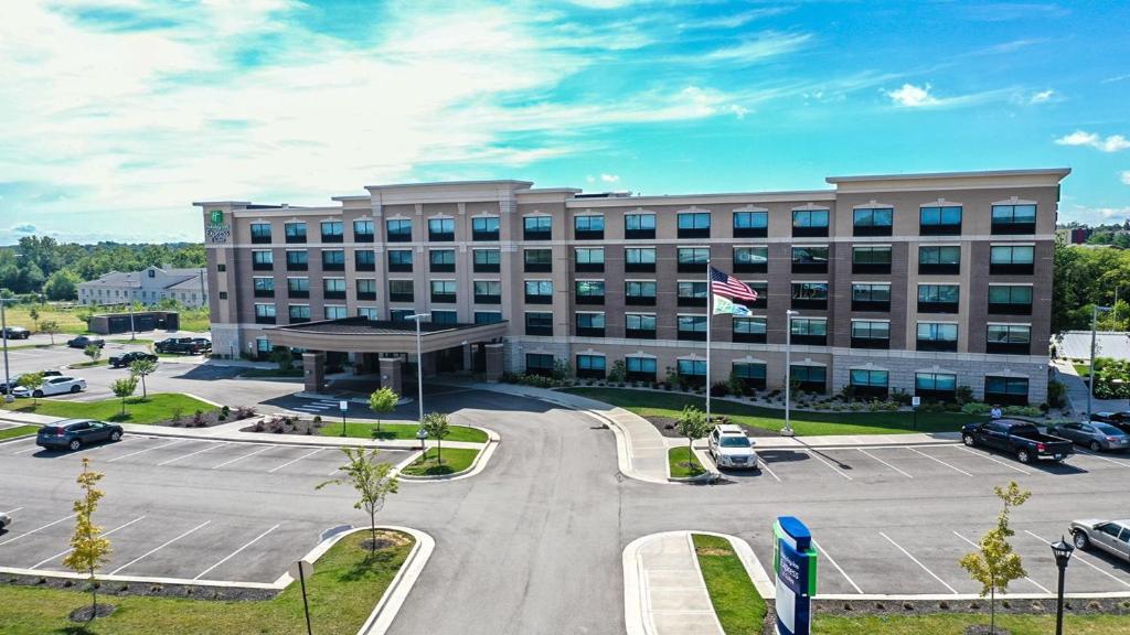 伊丽莎白镇Holiday Inn Express & Suites - Elizabethtown North, an IHG Hotel的一座大型建筑,前面设有停车场