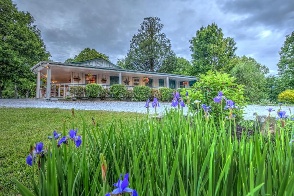 Linville FallsLinville Falls Lodge & Cottages的院子里鲜花盛开的房子