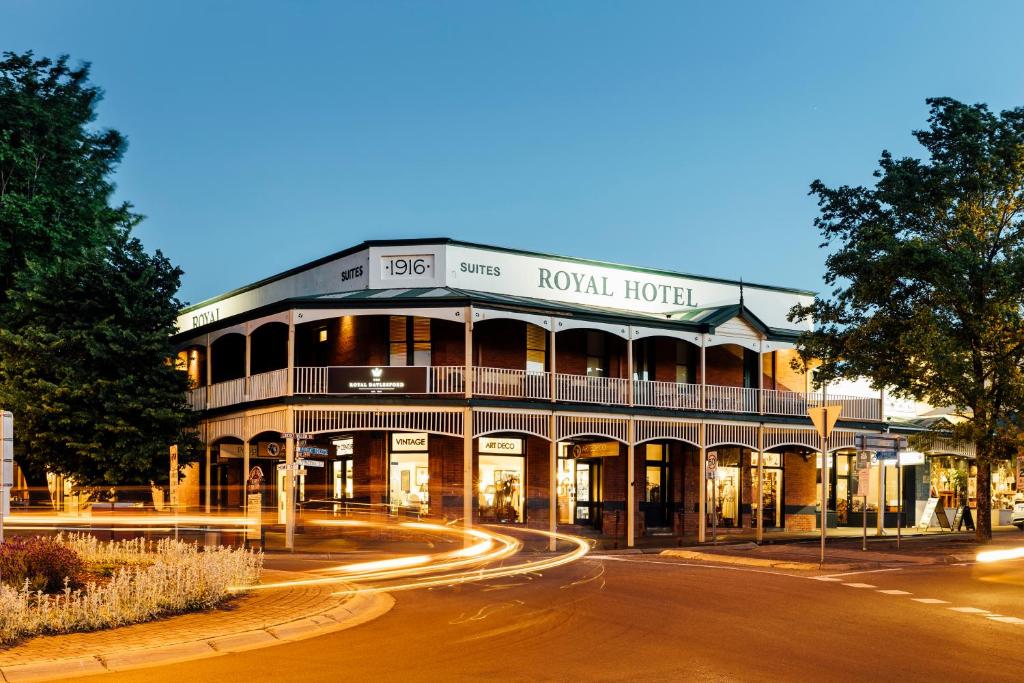 戴尔斯福特The Royal Daylesford Hotel的前面有道路的酒店大楼