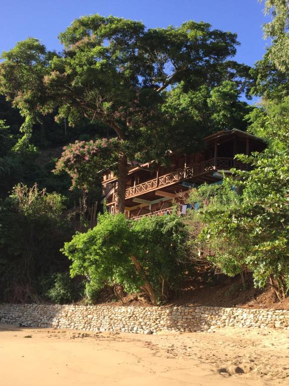 CastaraAlibaba‘s Seabreeze的海滩边的一座树木繁茂的建筑