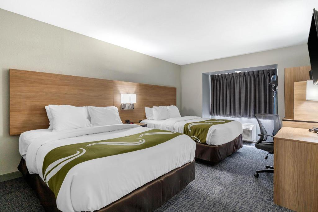圣安东尼奥市中心集市广场骑士旅馆的酒店客房设有两张床和电视。